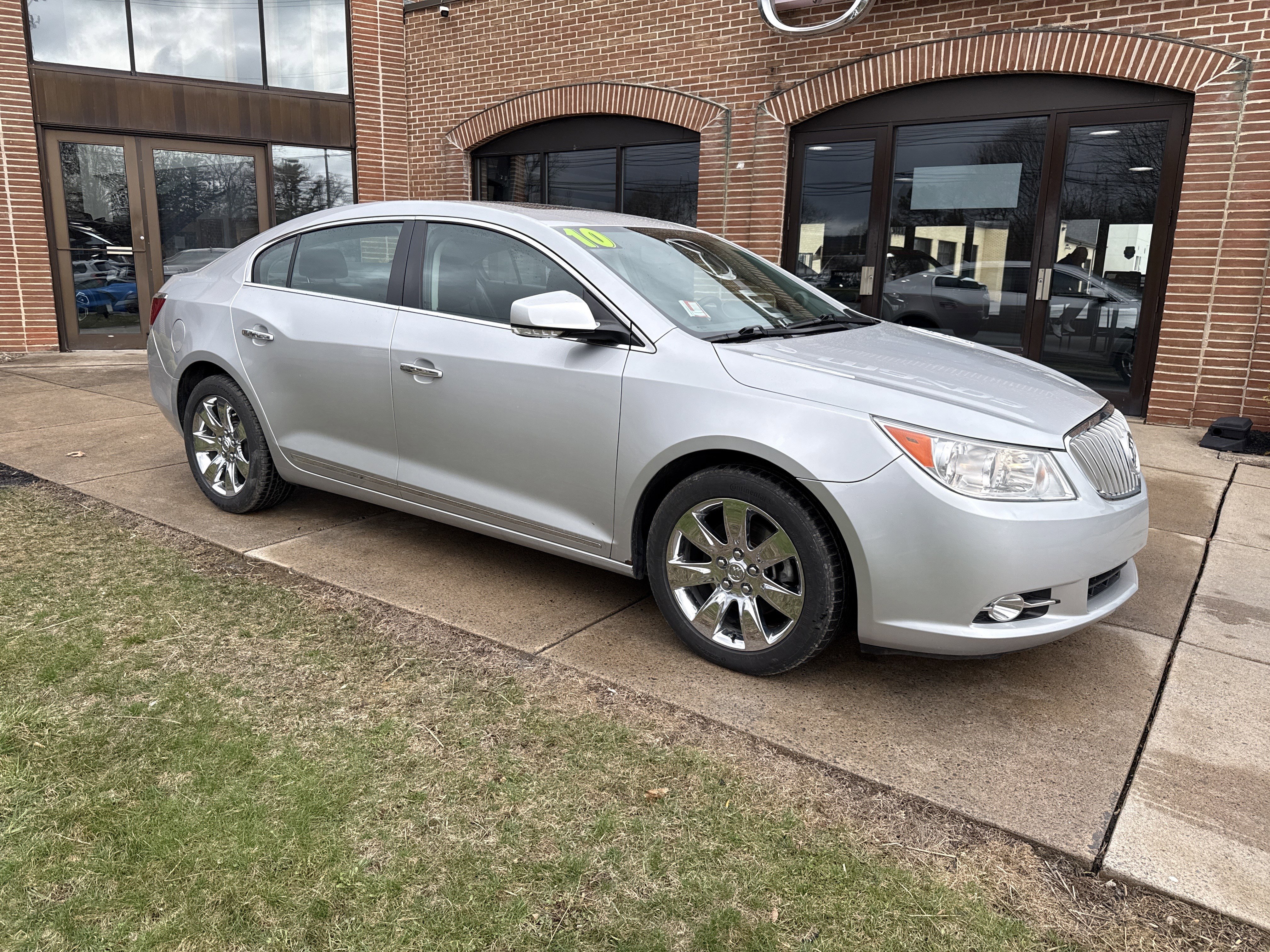 Used 2010 Buick LaCrosse CXL image 1
