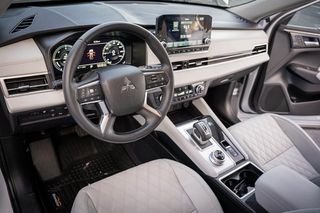 Used 2023 Mitsubishi Outlander SEL image 17