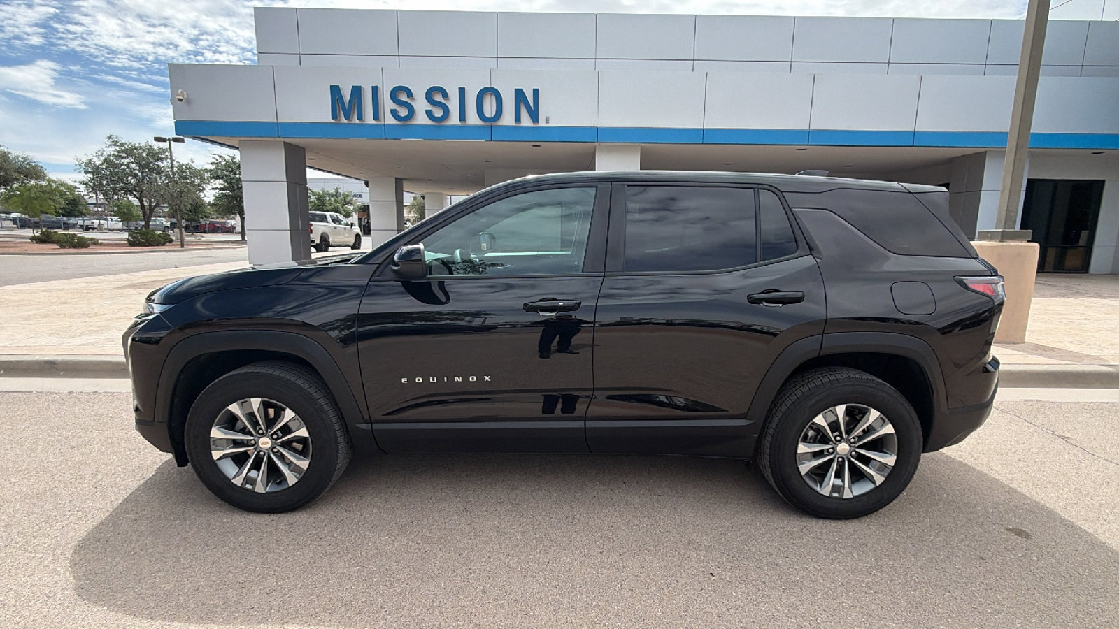 Used 2025 Chevrolet Equinox LT FWD image 2