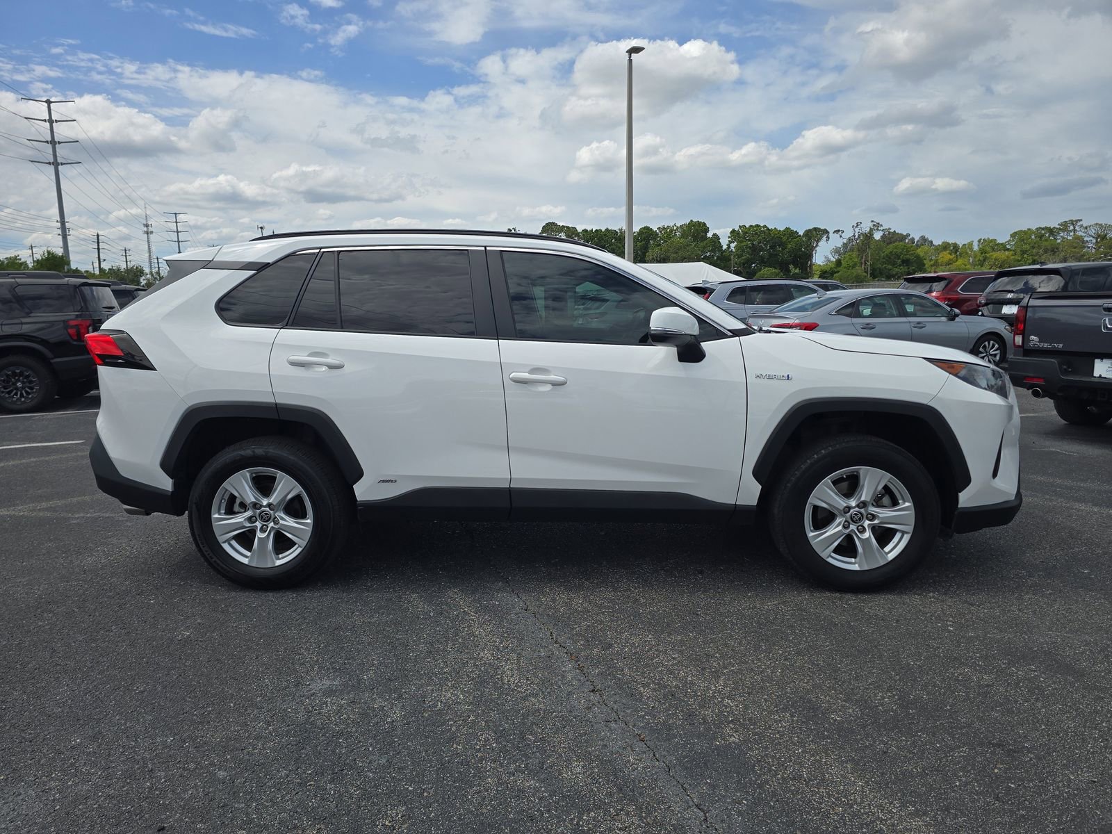 Used 2021 Toyota RAV4 LE AWD/4WD image 2