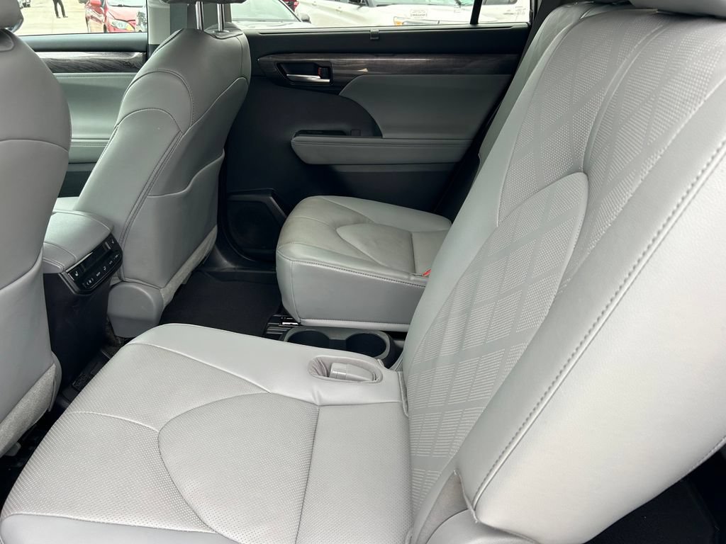 Used 2023 Toyota Highlander Platinum FWD image 17