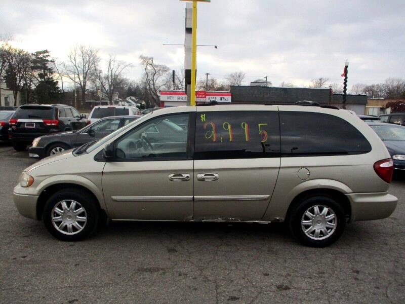 Used 2007 Chrysler Town & Country Touring image 4