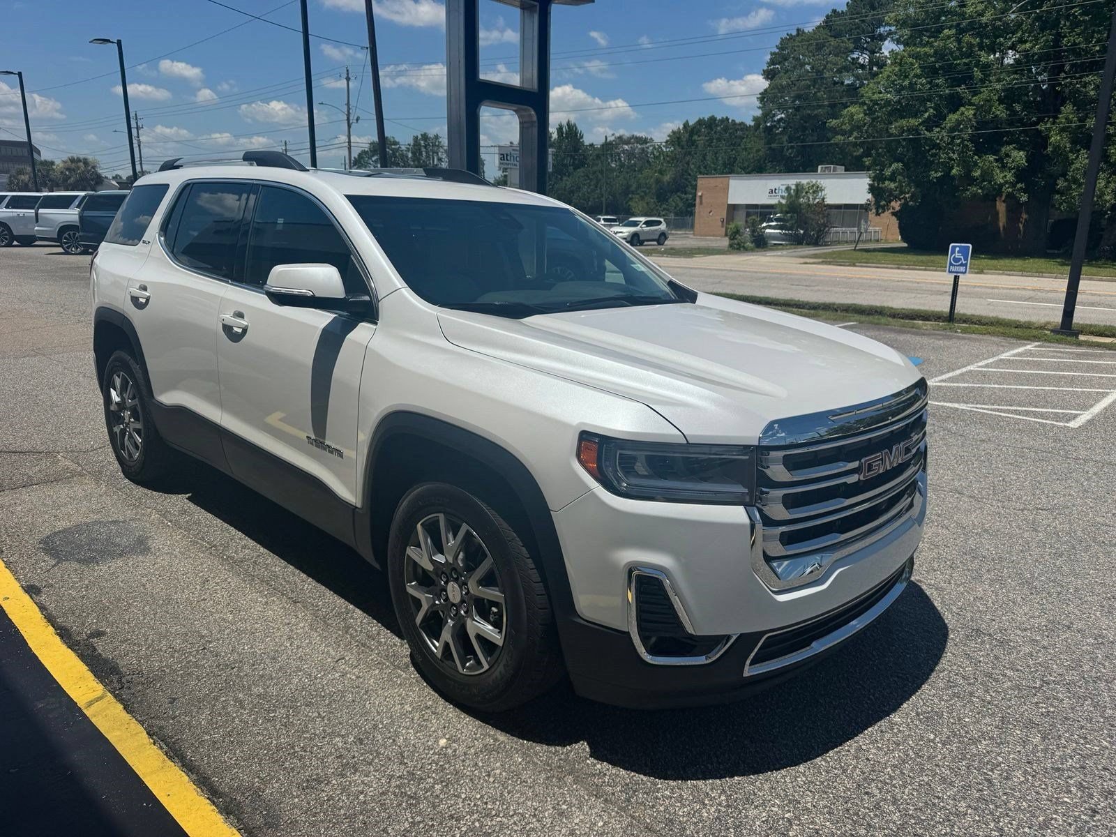 Certified 2023 GMC Acadia SLT w/ Technology Package FWD image 9