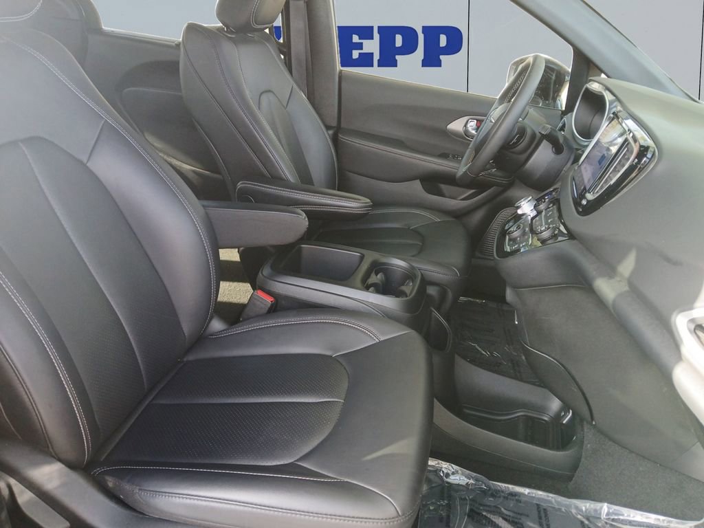 Used 2025 Chrysler Pacifica Select FWD image 17
