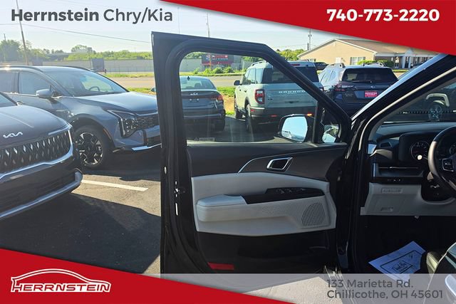 Used 2024 Kia Carnival LX FWD image 11