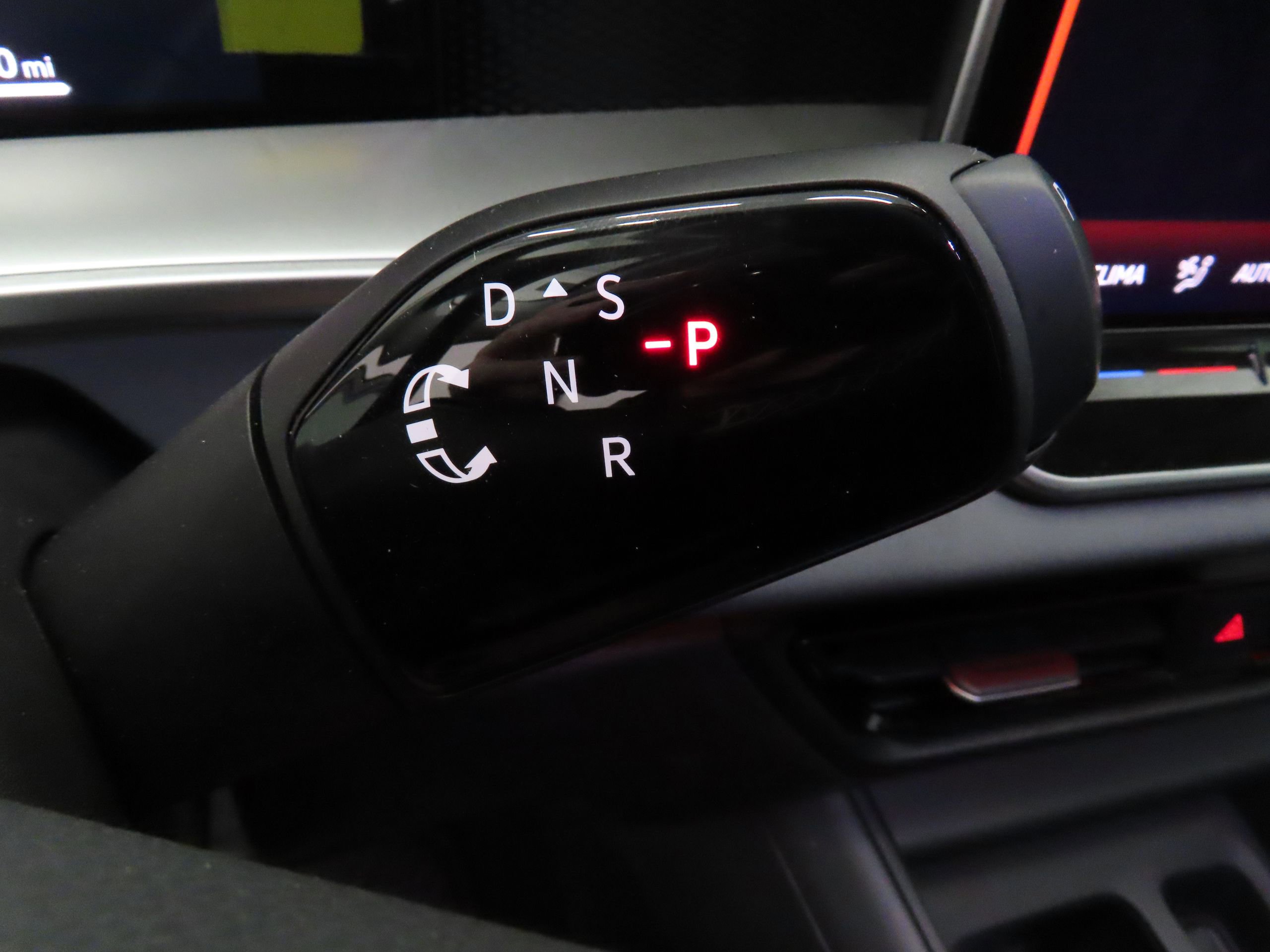 New 2025 Volkswagen Tiguan SE FWD image 13