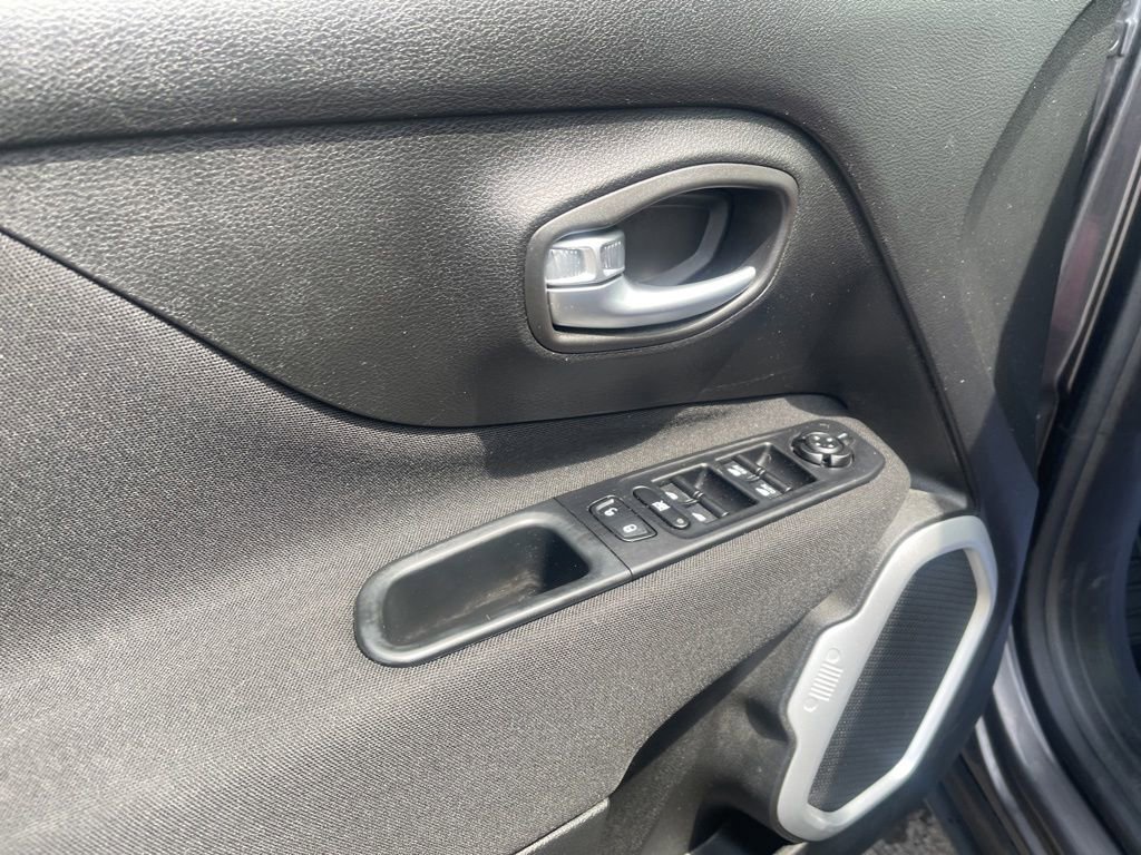 Used 2019 Jeep Renegade Latitude AWD/4WD image 10