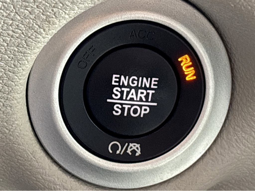 Used 2023 Chrysler Pacifica Touring-L image 7