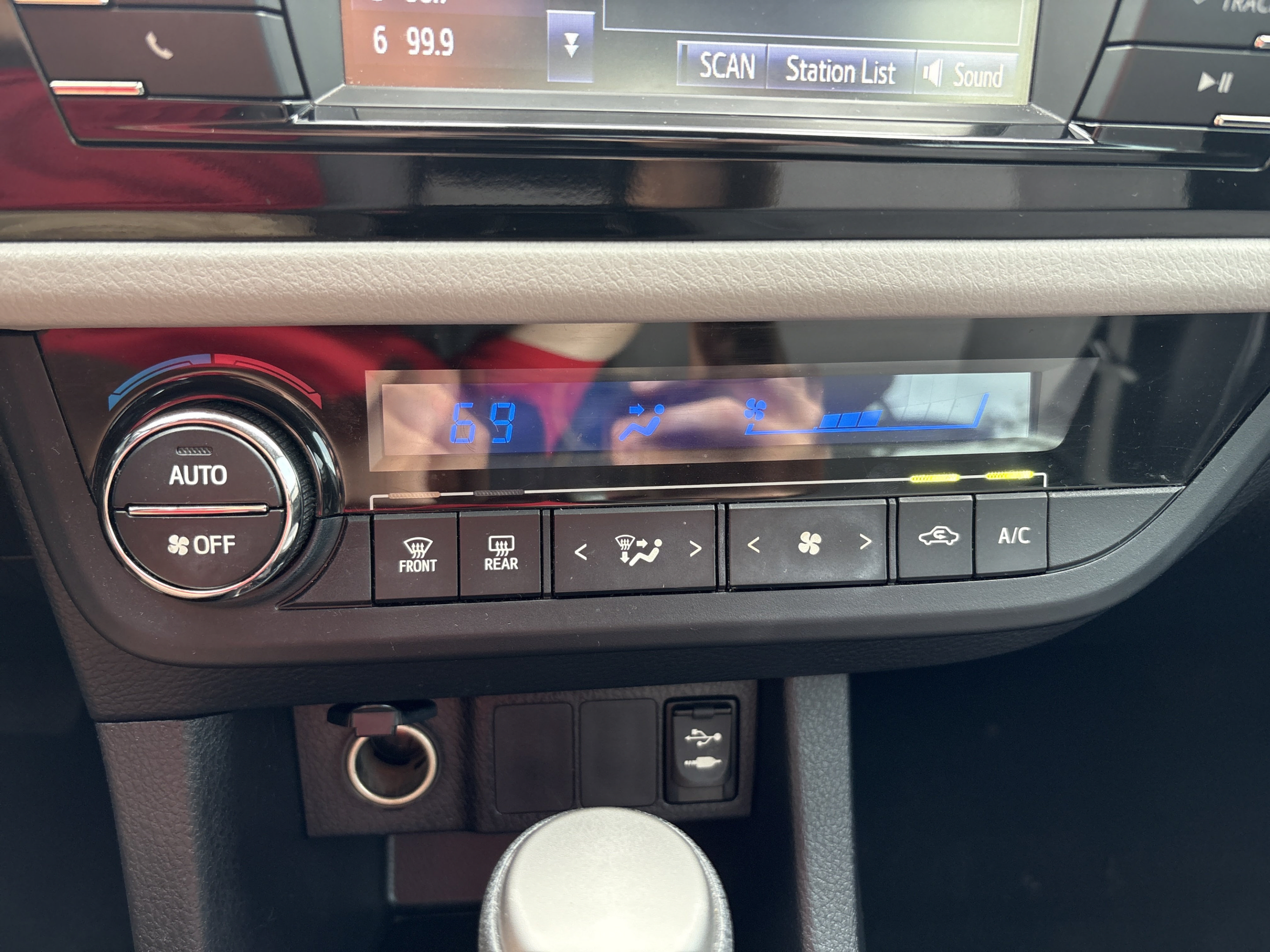 Used 2015 Toyota Corolla LE FWD image 11