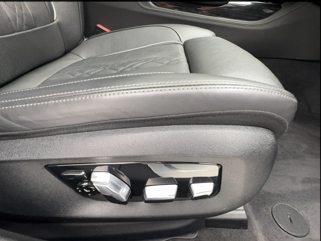 Used 2022 BMW 740i w/ Luxury Rear Seating Package RWD image 34