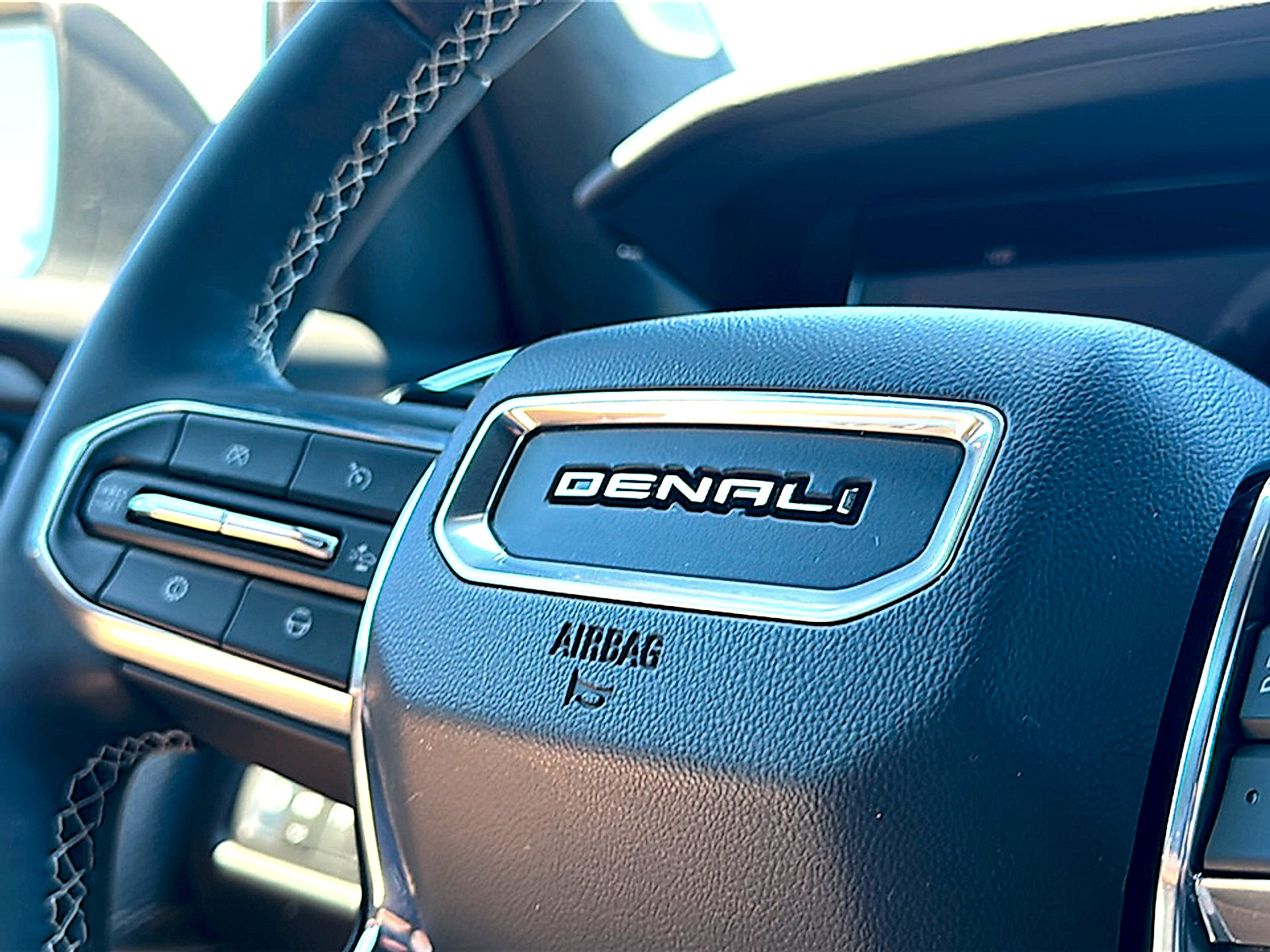 Used 2026 GMC Acadia Denali Ultimate FWD image 32