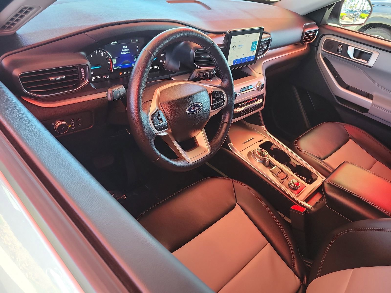 Used 2022 Ford Explorer XLT w/ Equipment Group 202A image 6