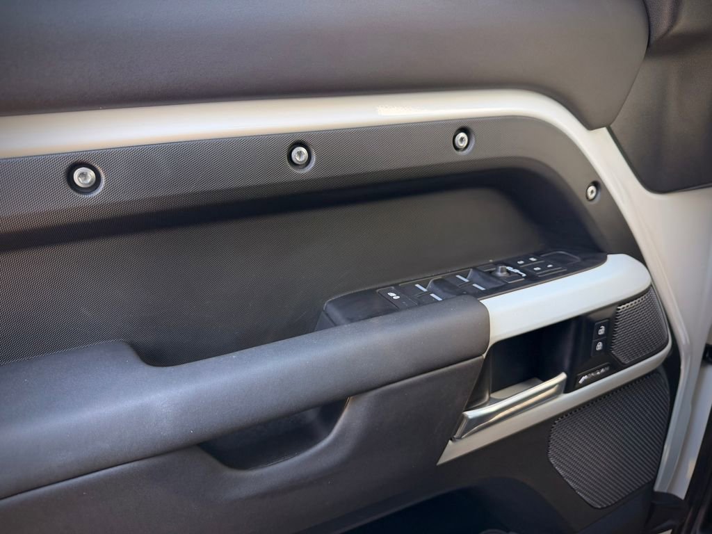 Used 2024 Land Rover Defender 110 X-Dynamic SE image 34
