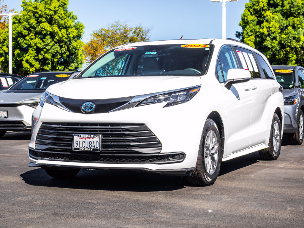 Certified 2024 Toyota Sienna LE w/ LE Plus Package FWD image 4