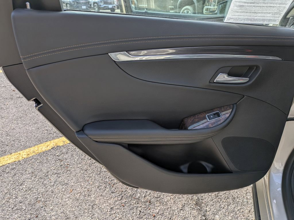 Used 2014 Chevrolet Impala LT w/ Convenience Package image 28