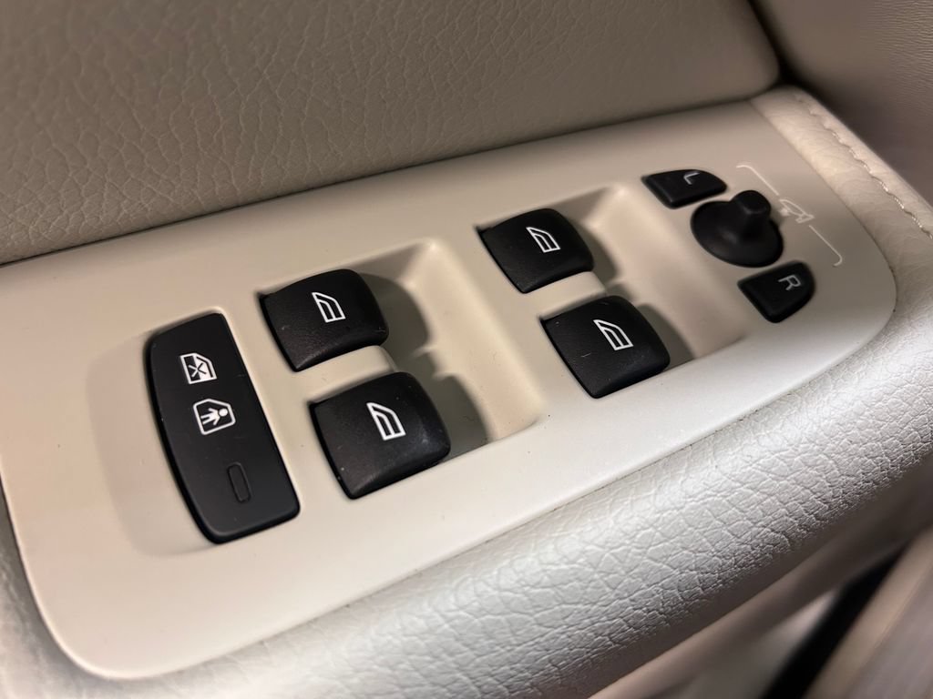 Used 2021 Volvo XC60 T5 Momentum w/ Climate Package FWD image 5