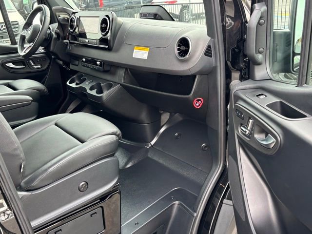 Used 2025 Mercedes-Benz Sprinter 3500 image 13