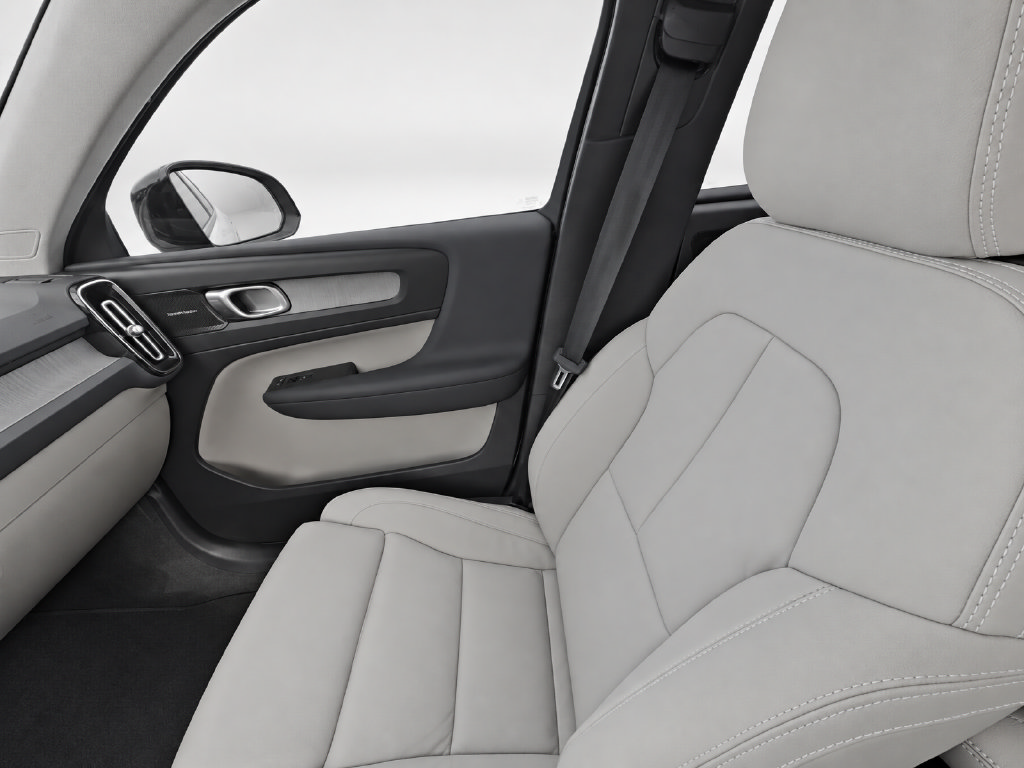 Certified 2023 Volvo XC40 B4 Ultimate w/ Protection Package Premier FWD image 15