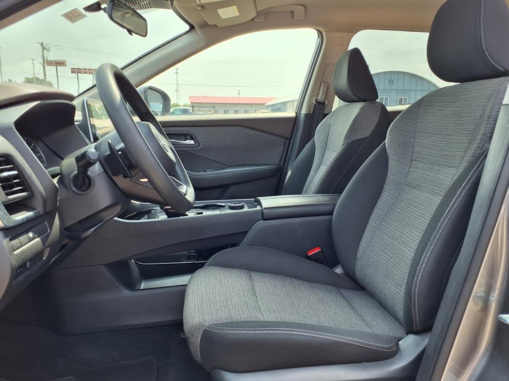 Used 2023 Nissan Rogue SV image 4