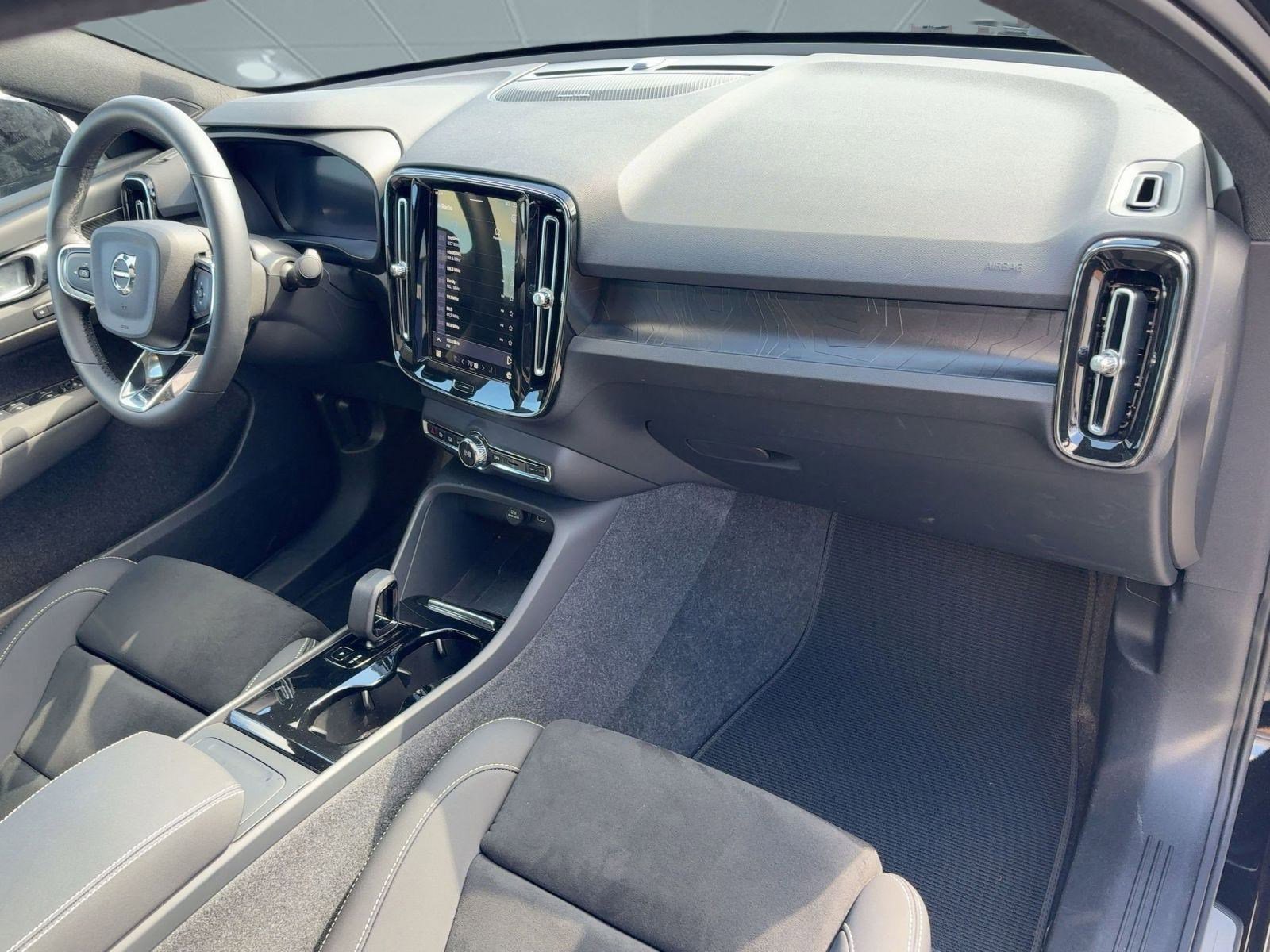 Certified 2025 Volvo EC40 Ultra image 26