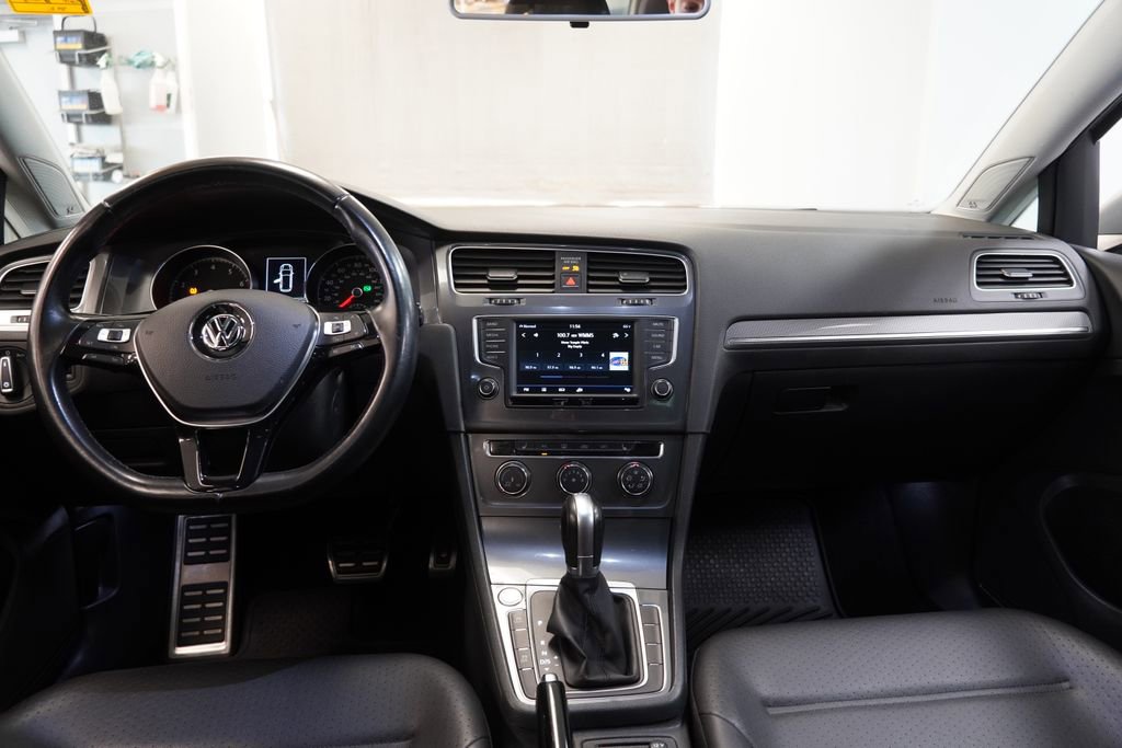 Used 2017 Volkswagen Golf Alltrack image 10