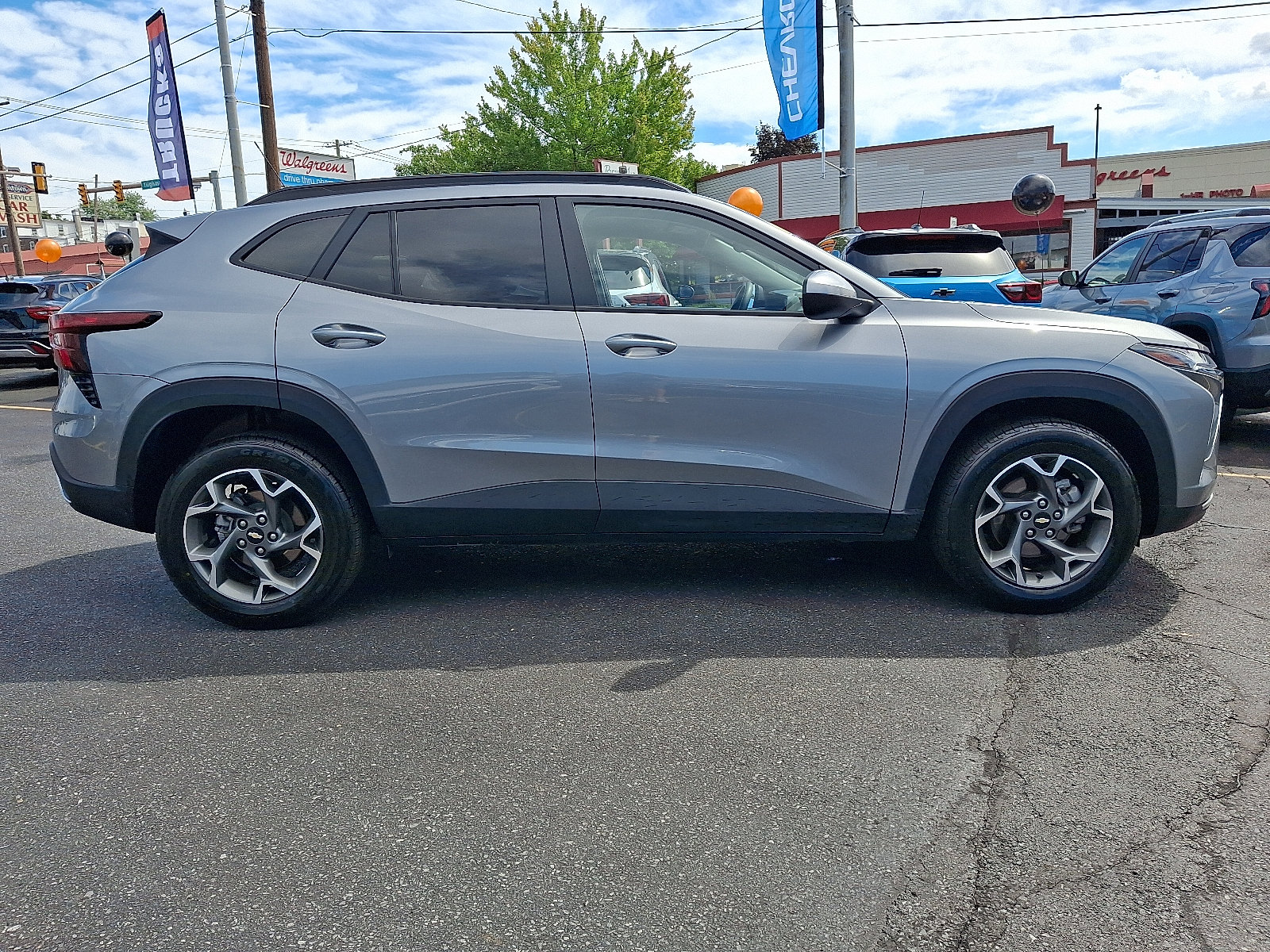 Used 2025 Chevrolet Trax LT FWD image 6