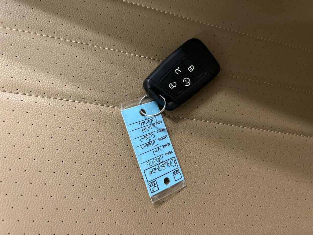 Used 2023 Volkswagen Tiguan SE R-Line FWD image 12