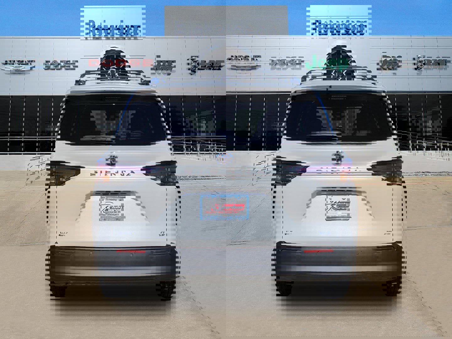 Used 2026 Toyota Sienna XLE image 3