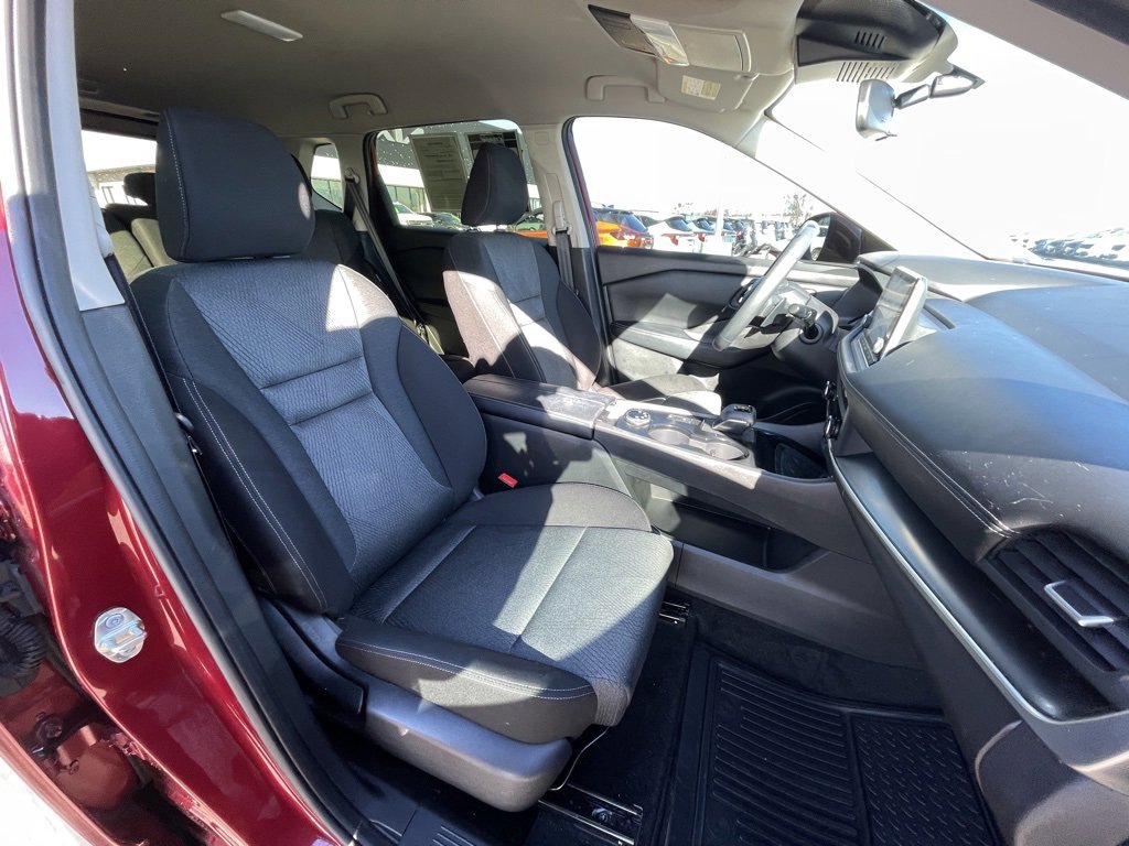 Used 2025 Nissan Rogue SV image 27