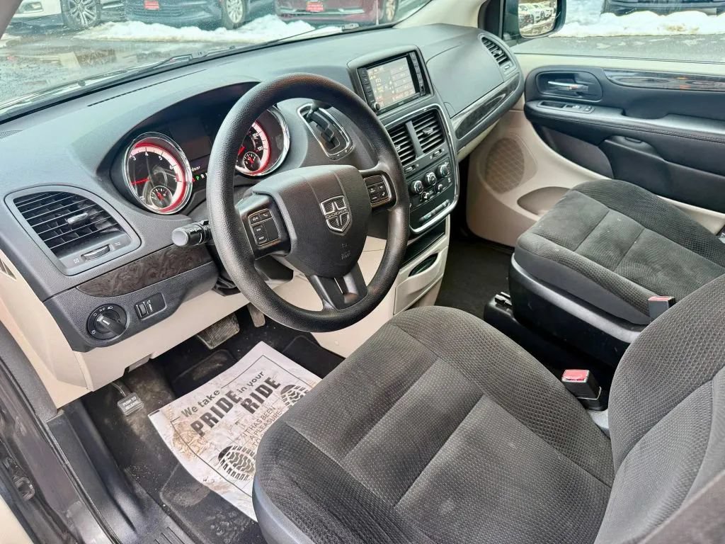 Used 2018 Dodge Grand Caravan SE w/ UConnect Hands-Free Group FWD image 2