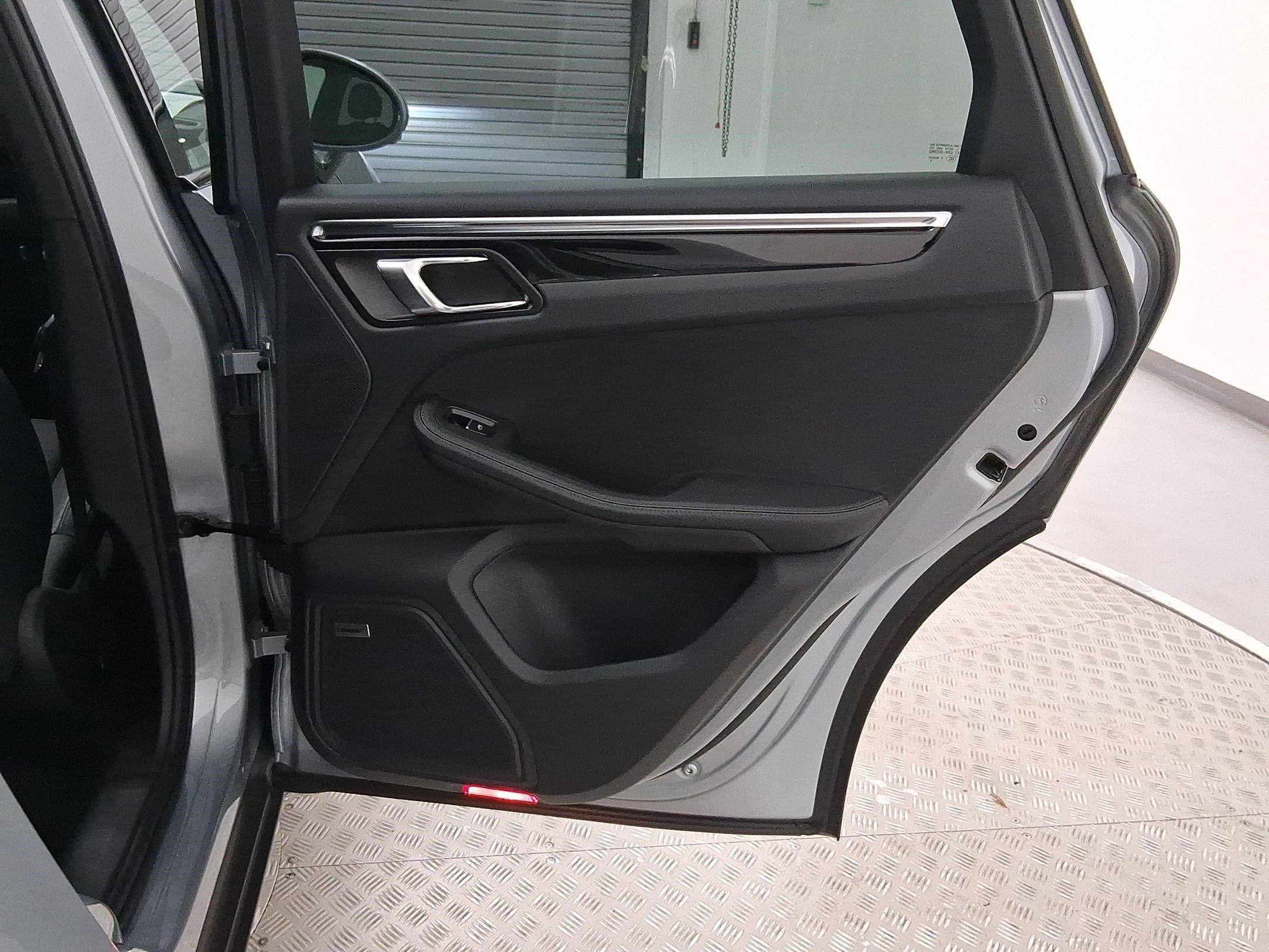 Used 2025 Porsche Macan AWD/4WD image 35