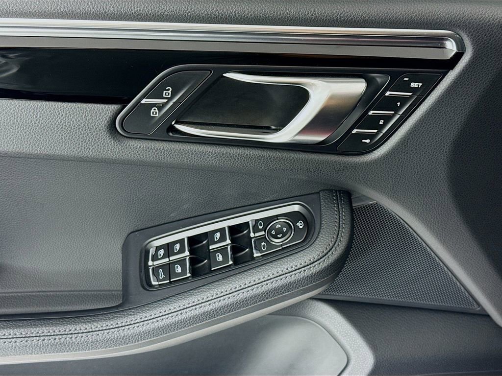 Certified 2025 Porsche Macan AWD/4WD image 11