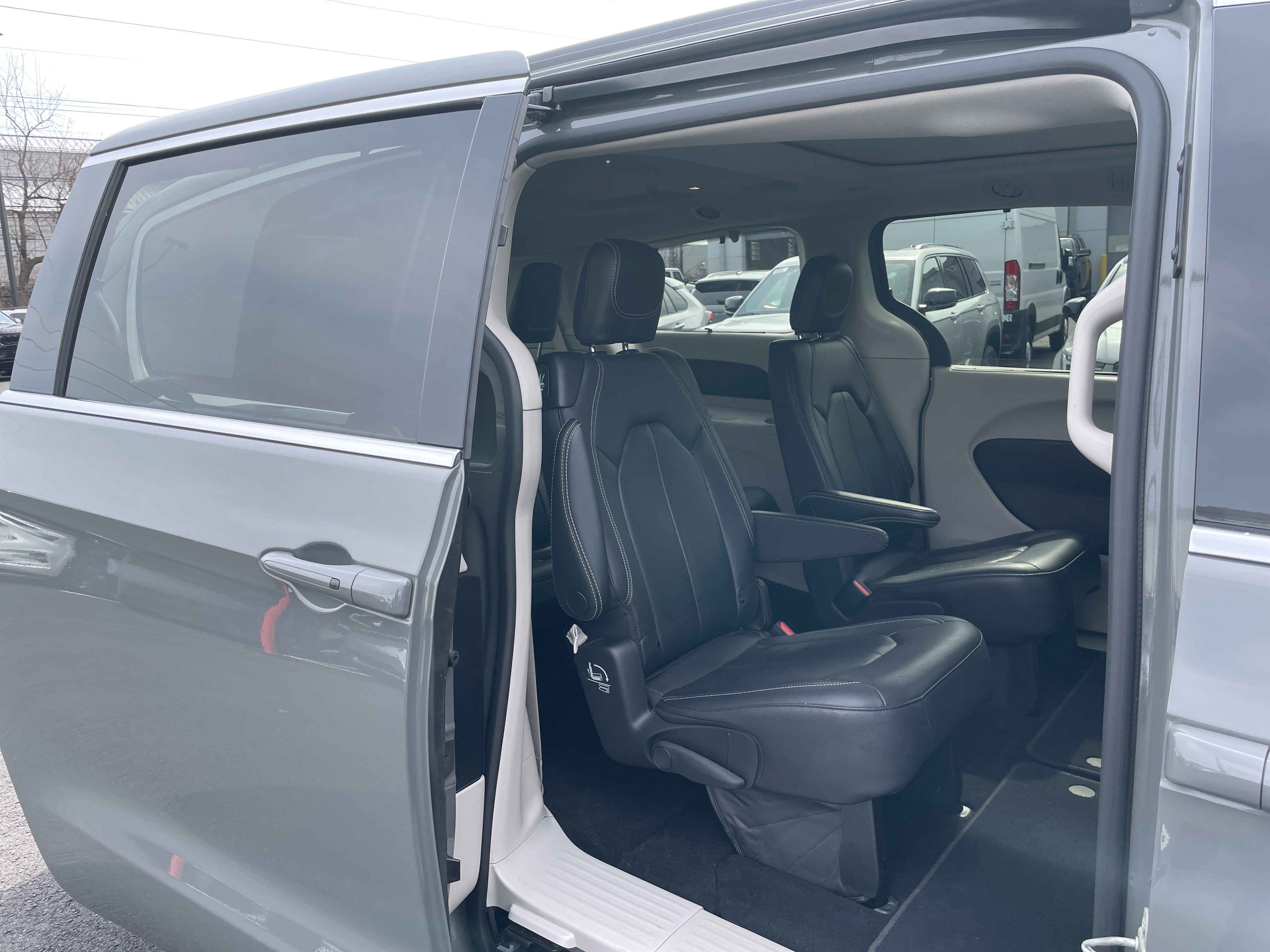 Used 2022 Chrysler Pacifica Touring-L image 15