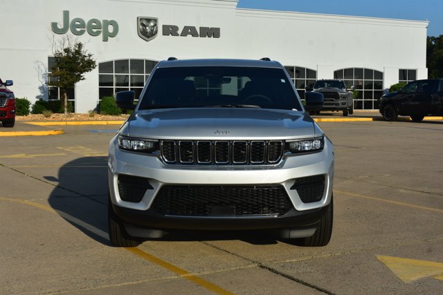 Used 2025 Jeep Grand Cherokee Laredo RWD image 2