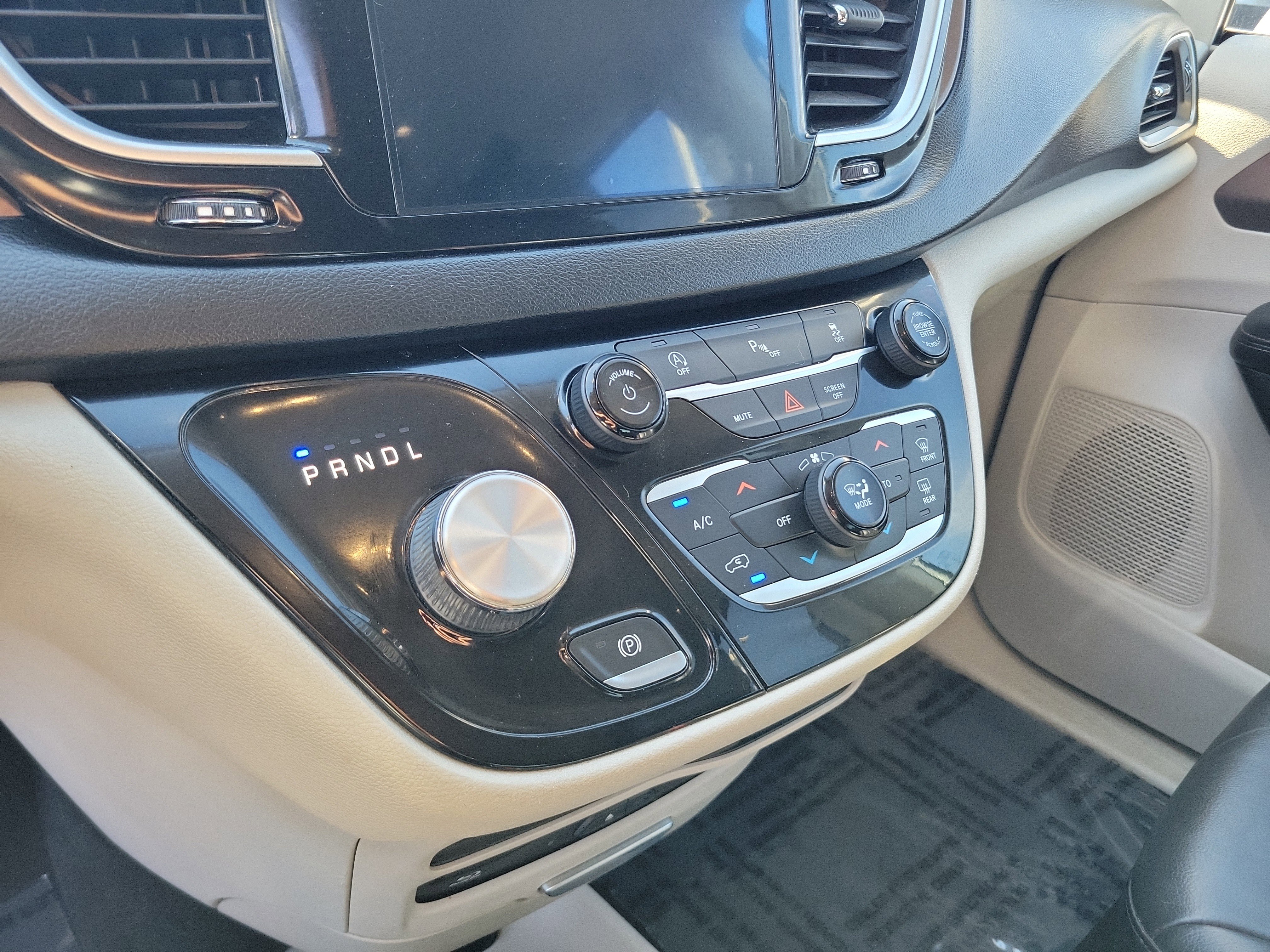 Used 2019 Chrysler Pacifica Touring-L Plus w/ Tire & Wheel Group image 13