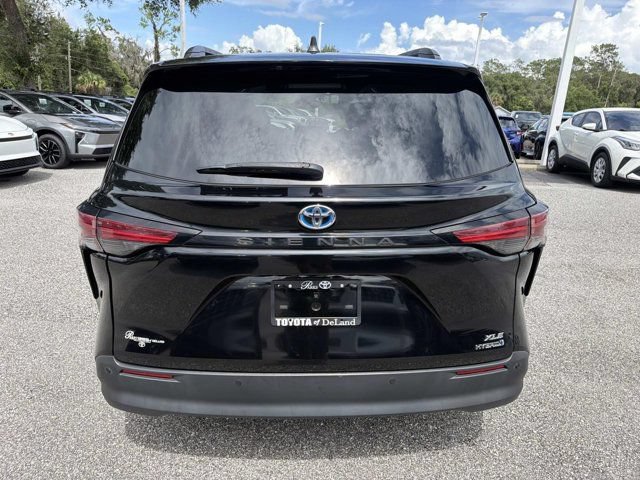 Used 2021 Toyota Sienna XLE FWD image 3