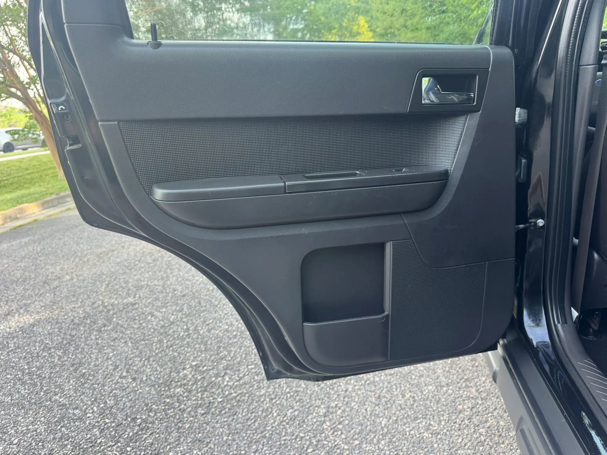 Used 2011 Ford Escape Limited FWD image 8