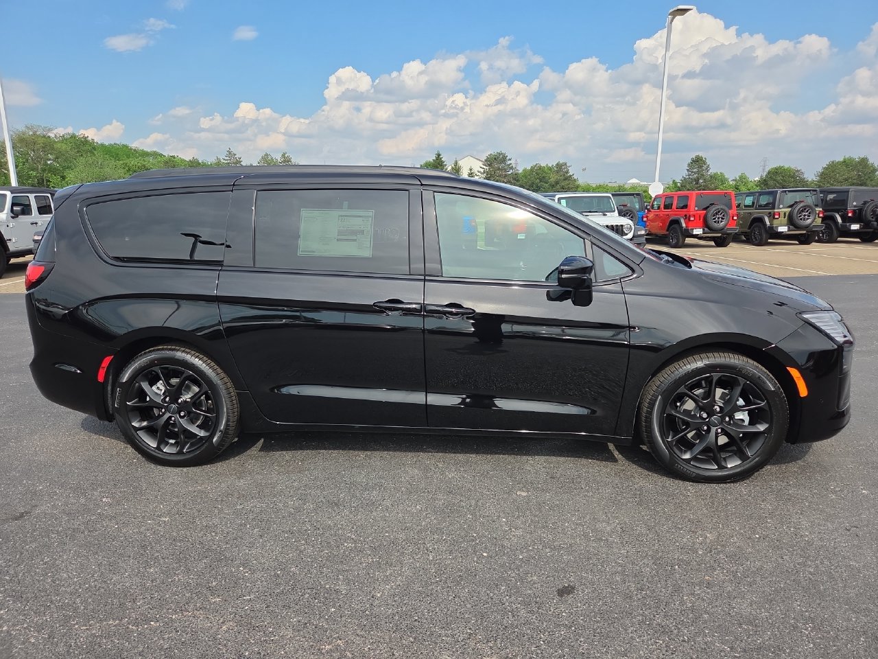 New 2027 Chrysler Pacifica Limited w/ Family Tech Group FWD image 8