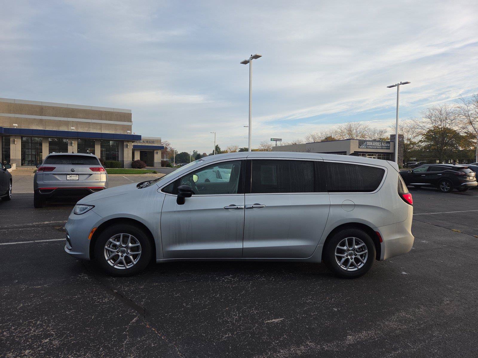Used 2024 Chrysler Pacifica Touring-L FWD image 25