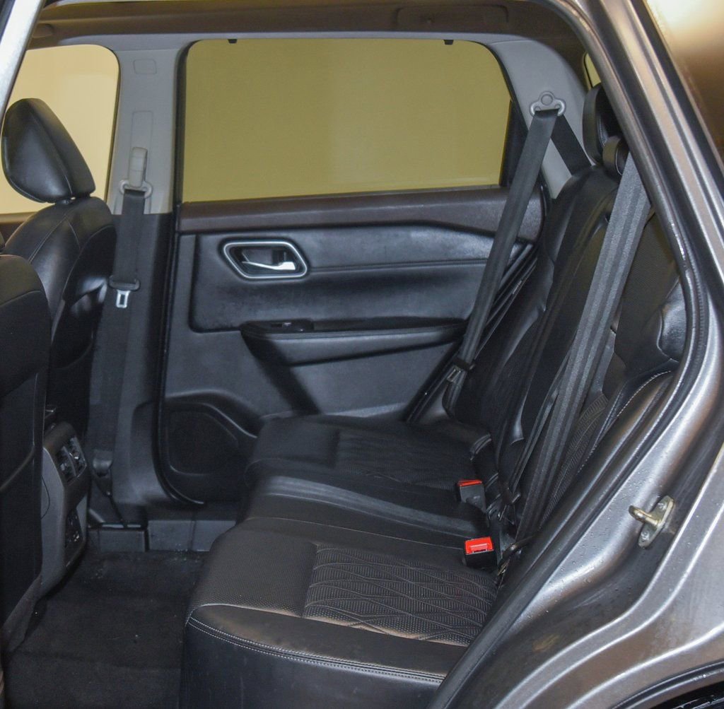 Used 2021 Nissan Rogue Platinum image 4