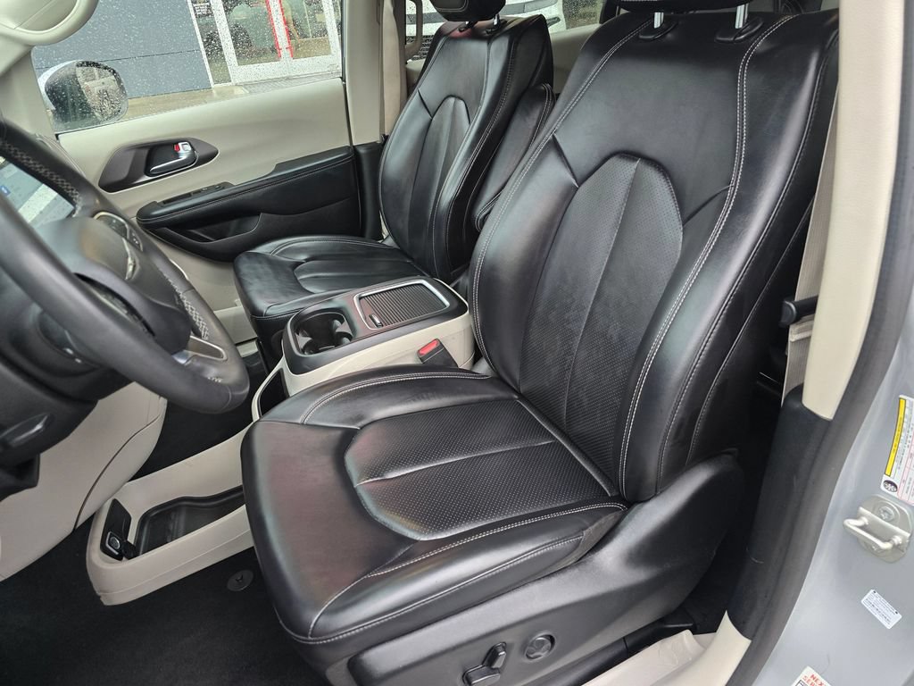 Used 2023 Chrysler Pacifica Touring-L FWD image 19