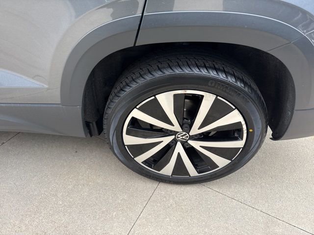 Used 2022 Volkswagen Taos SE w/ Panoramic Sunroof Package FWD image 12