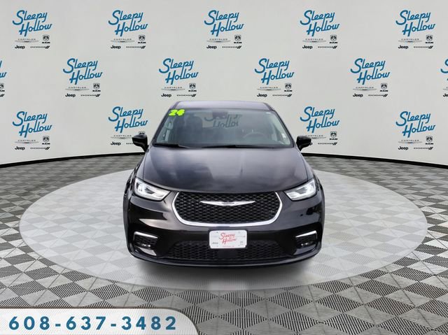 Used 2024 Chrysler Pacifica Touring-L image 2