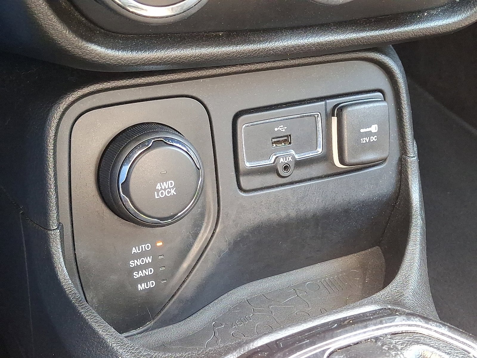 Used 2016 Jeep Renegade Latitude AWD/4WD image 25