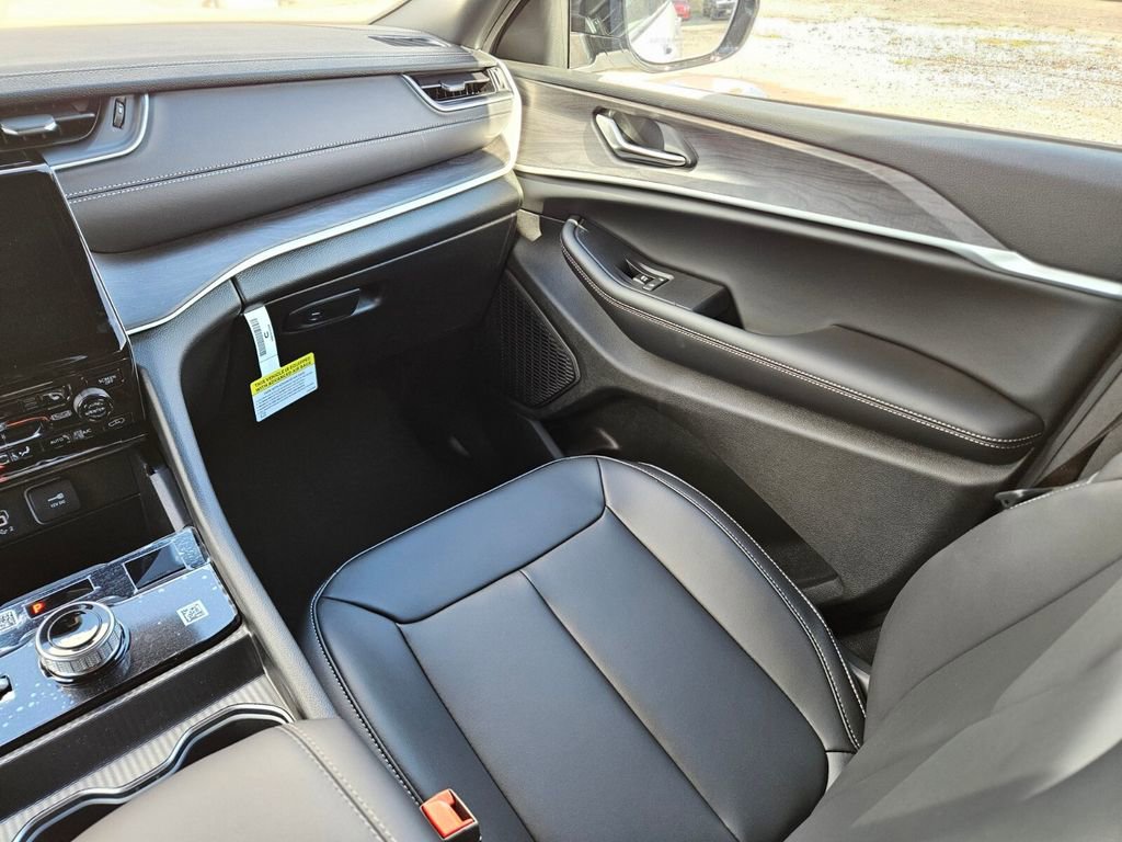 New 2025 Jeep Grand Cherokee Limited w/ Black Appearance Package image 15