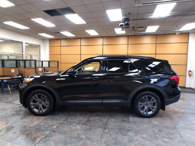 Used 2023 Ford Explorer XLT w/ Equipment Group 202A AWD/4WD image 4