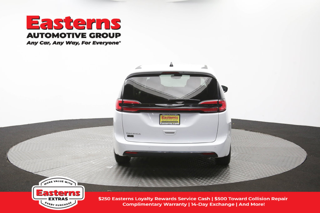 Used 2023 Chrysler Pacifica Touring-L FWD image 39