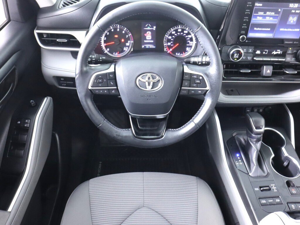Used 2020 Toyota Highlander LE AWD/4WD image 32
