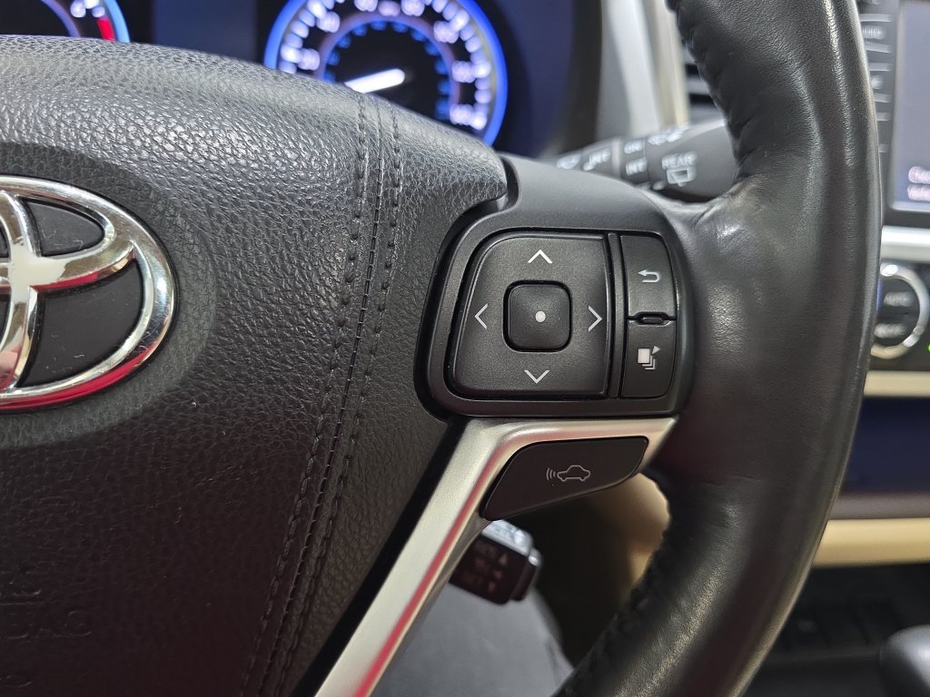 Used 2015 Toyota Highlander Limited Platinum FWD image 17