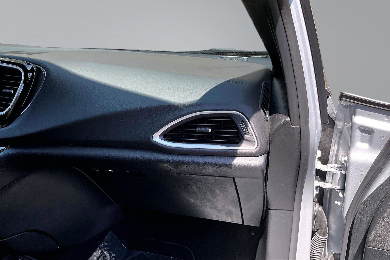Used 2026 Chrysler Voyager LX FWD image 18
